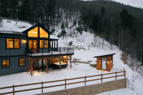 New Luxury Home in Killington with Hot Tub, Sauna and Fireplace