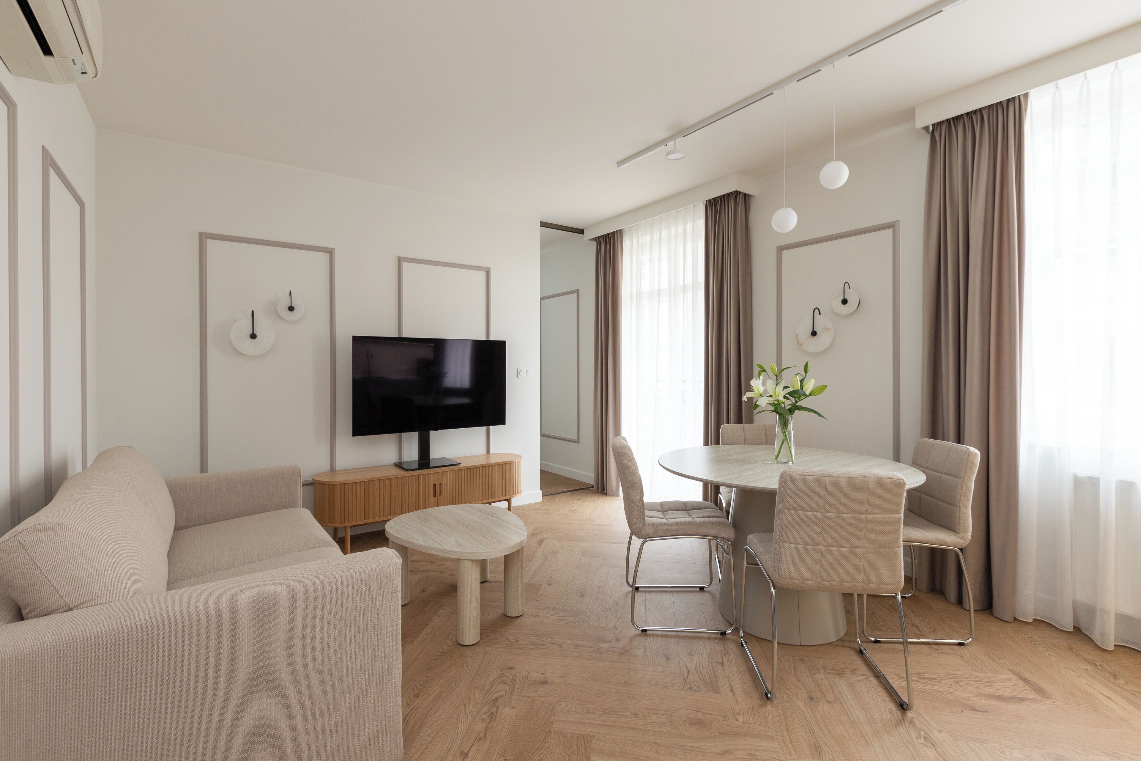 Apartment, Balcony | Laptop workspace, blackout drapes, iron/ironing board, cribs/infant beds