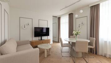 Apartment, Balcony | Laptop workspace, blackout drapes, iron/ironing board, cribs/infant beds