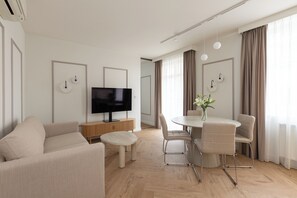 Espacio para trabajar con laptop y cortinas blackout