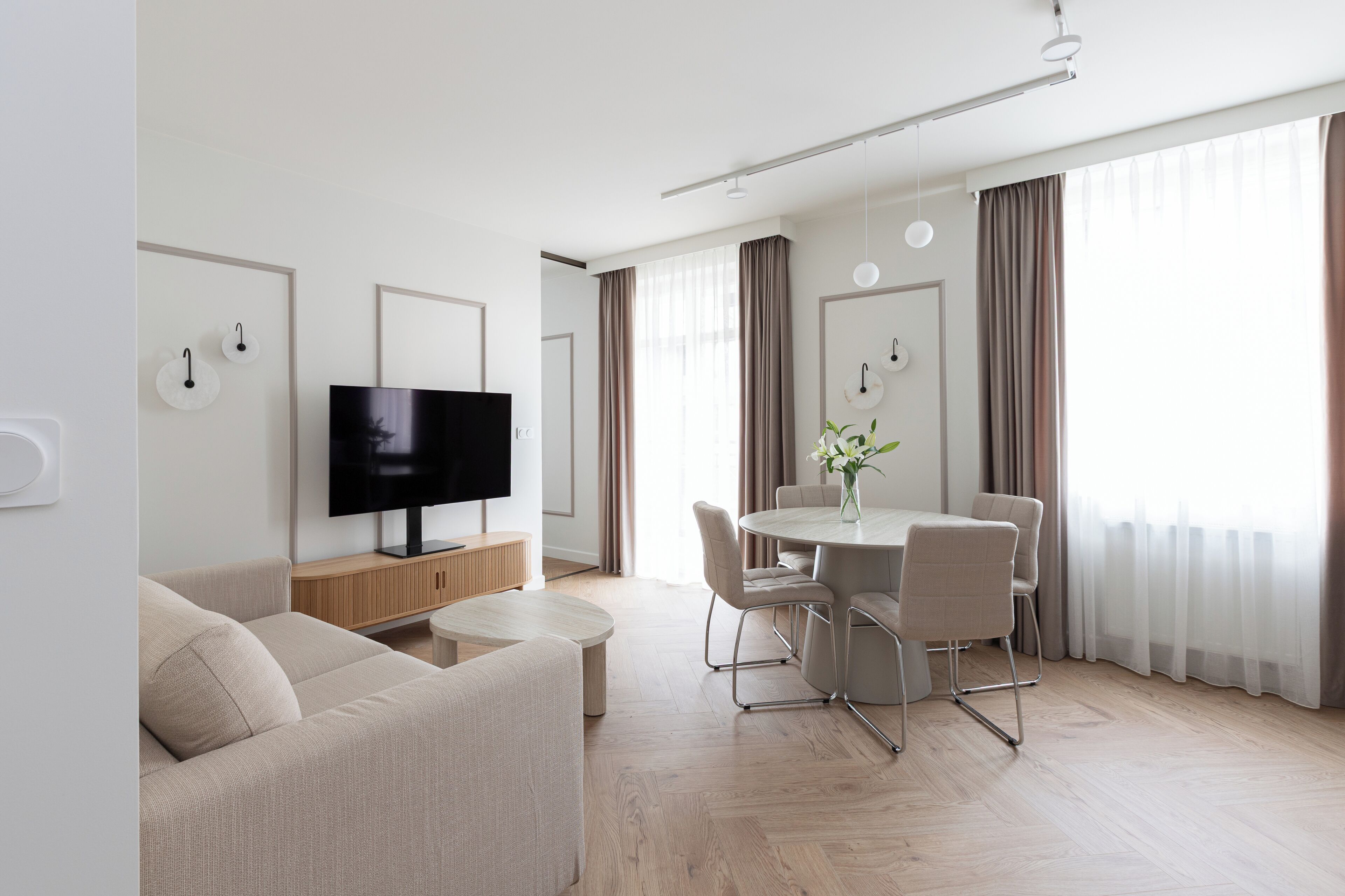 Apartment, Balcony | Living area | 40-inch TV with cable channels