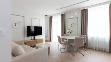 Apartment, Balcony | Living area | 40-inch TV with cable channels