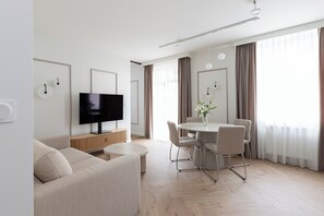 Căn hộ, ban công | Khu phòng khách | TV 40-inch có truyền hình cáp 