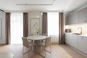 Lejlighed - balkon | Arbejdsområde til bærbare computere, mørklægningsgardiner