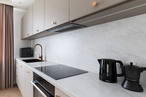 Apartment, Balkon | Wohnbereich | 40-Zoll-Fernseher mit Kabelempfang