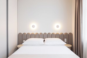 Apartamento, balcón | Espacio para trabajar con un portátil y cortinas opacas