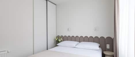 Espacio para trabajar con laptop y cortinas blackout