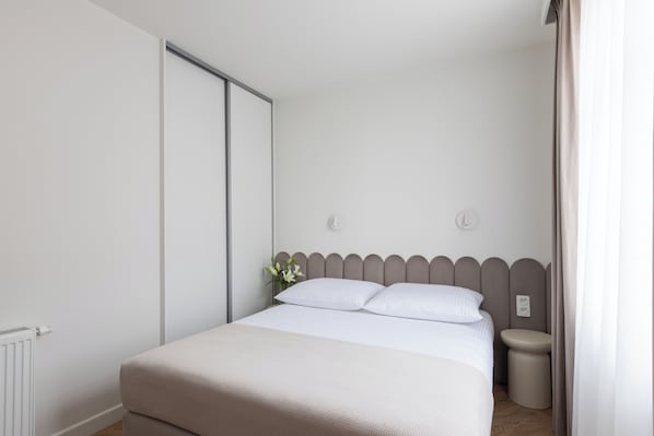 Espacio para trabajar con laptop y cortinas blackout