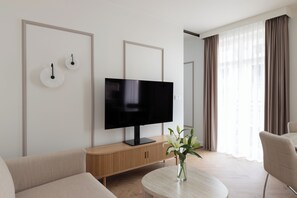 Căn hộ, ban công | Khu phòng khách | TV 40-inch có truyền hình cáp 