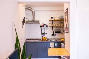 Kühlschrank, Mikrowelle, Herdplatte, Wasserkocher mit Kaffee-/Teezubehör