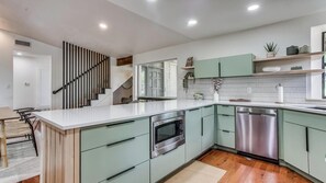 Refrigerador, microondas, horno y parrilla de estufa