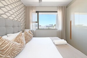 Desk, iron/ironing board, free WiFi, bed sheets - Quiet 2-Bed Green Point Retreat | Rooftop Pool (Cape Town)