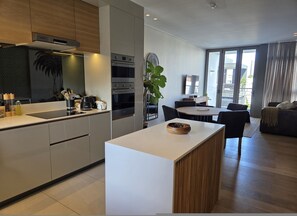 Fridge, microwave, oven, stovetop - Quiet 2-Bed Green Point Retreat | Rooftop Pool (Cape Town)