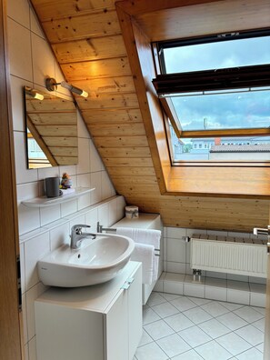 Een douche, een haardroger, handdoeken, zeep