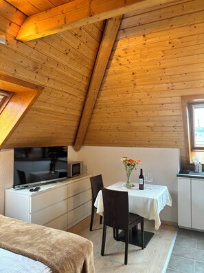 Dining - Fabulous studio apartment, Walk to Lakes, Transit & Authentic German Restaurant (Böblingen)