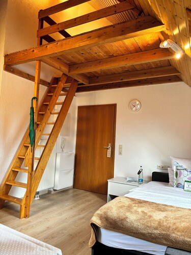 Fabulous studio apartment, Walk to Lakes, Transit & Authentic German Restaurant