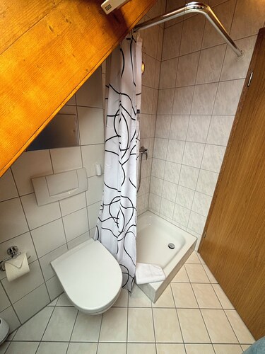 Fabulous studio apartment, Walk to Lakes, Transit & Authentic German Restaurant