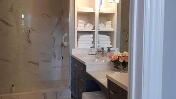 Douche, sèche-cheveux, serviettes fournies, savon