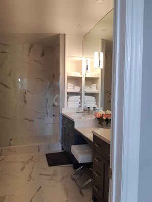 Douche, séchoir à cheveux, serviettes fournies, savon