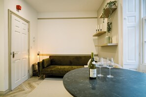 Apartment, Stadtblick | Wohnbereich