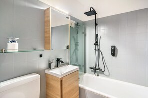 Shower, hair dryer, towels - Apartment "Geißenblick 1" with Mountain View, Balcony and Wi-Fi (Braunlage)