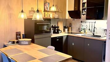 Jääkaappi, mikroaaltouuni, uuni, liesi