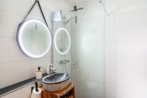 Shower, hair dryer, towels - Apartment 'Geißenblick 2' with Mountain View, Balcony and Wi-Fi (Braunlage)