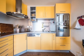 Jääkaappi, mikroaaltouuni, uuni, liesi