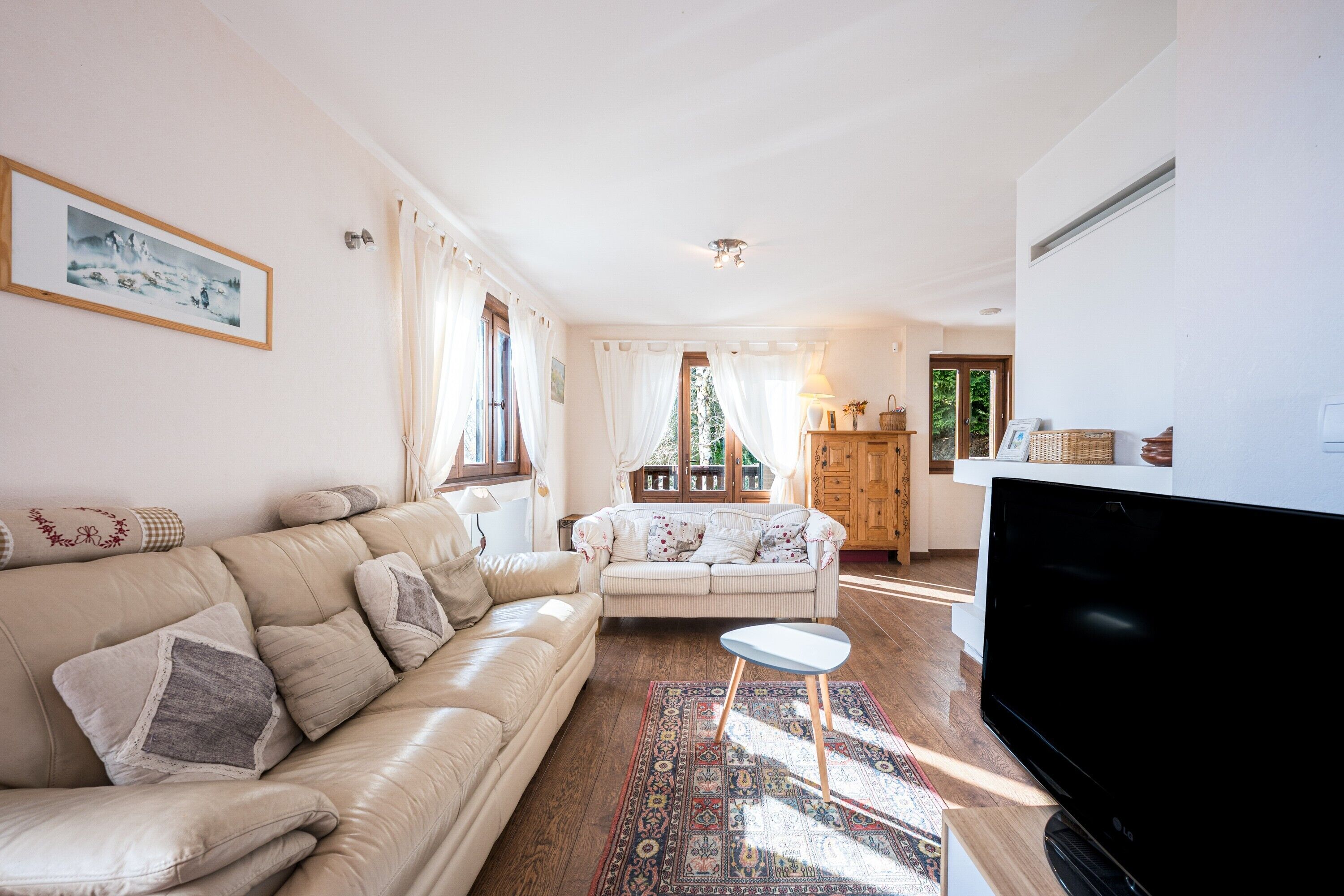 Televisie, een open haard, videospelletjes en een dvd-speler