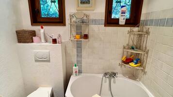 Chuveiro, secador de cabelo, toalhas de banho