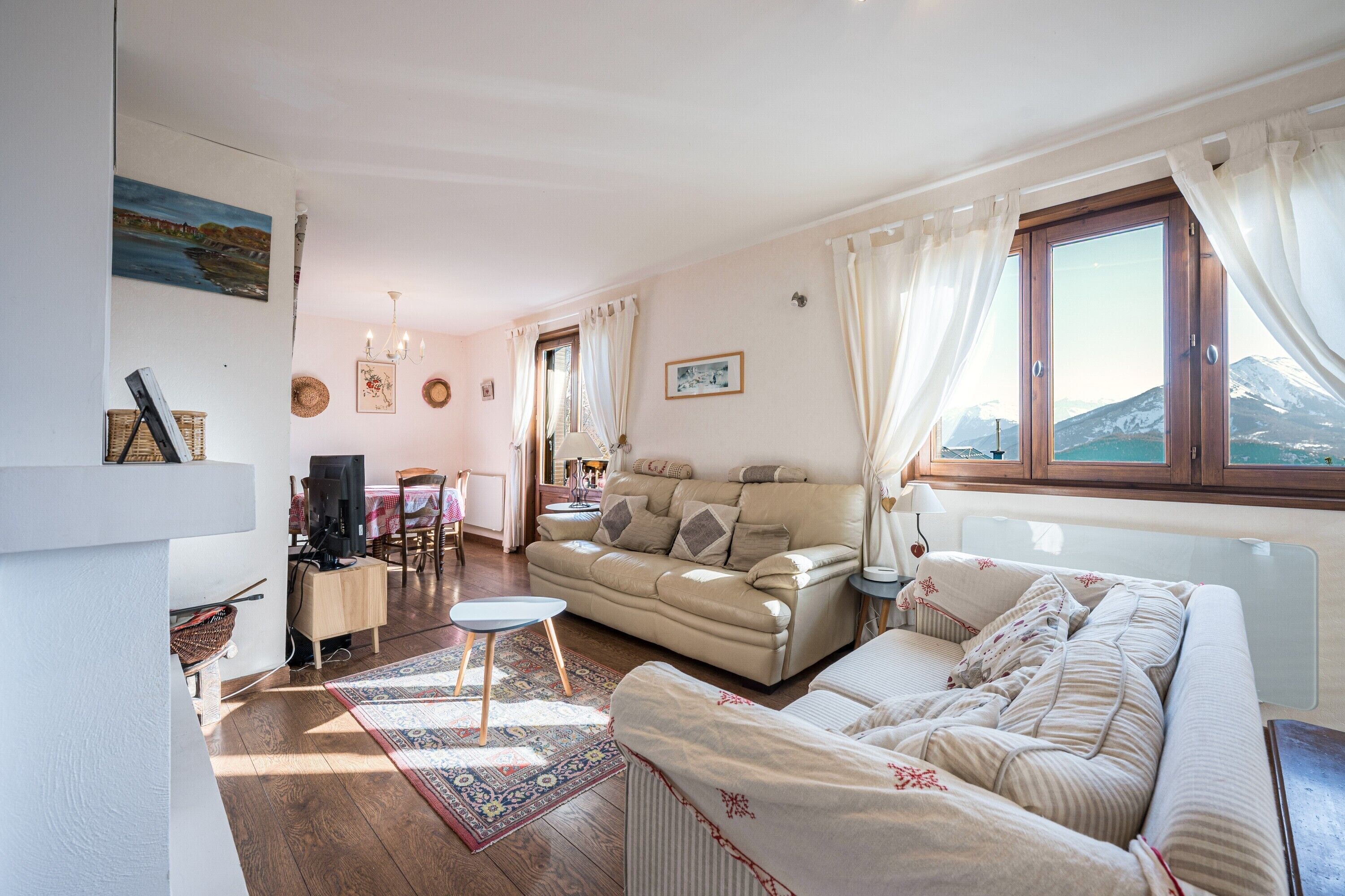 Télévision, cheminée, jeux vidéo, lecteur de DVD