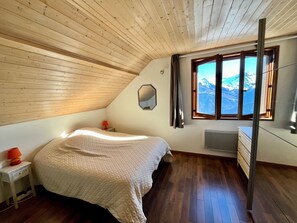 Een strijkplank/strijkijzer, beddengoed