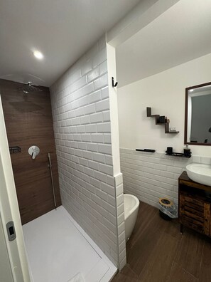 Douche, sèche-cheveux, bidet, serviettes fournies