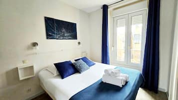 Tabla de planchar con plancha, wifi, ropa de cama