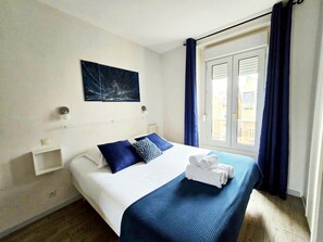 Tabla de planchar con plancha, wifi y ropa de cama 