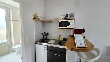 Een koelkast, een microgolfoven, een koffiezetapparaat/waterkoker