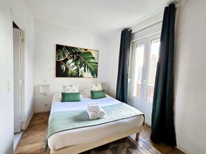 Tabla de planchar con plancha, wifi y ropa de cama 