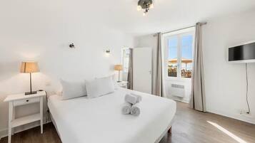 Iron/ironing board, bed sheets