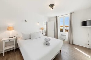 Een strijkplank/strijkijzer, beddengoed