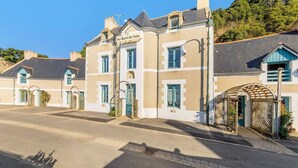 A two-story building with a sign reading "Au Bord de l'eau". - Bord de l`eau 1 - T3 - Vue mer (Cancale)