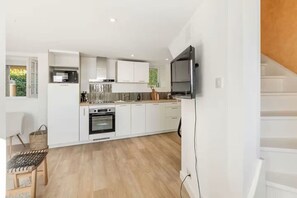 Frigorífico, microondas, horno y lavavajillas