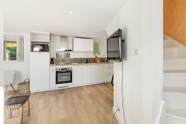 Kühlschrank, Mikrowelle, Ofen, Geschirrspüler