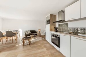 Kühlschrank, Mikrowelle, Ofen, Geschirrspüler