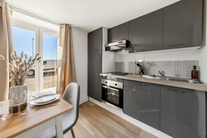 Een koelkast, een magnetron, een oven, een vaatwasser