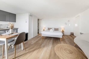 1 habitación, tabla de planchar con plancha y ropa de cama 