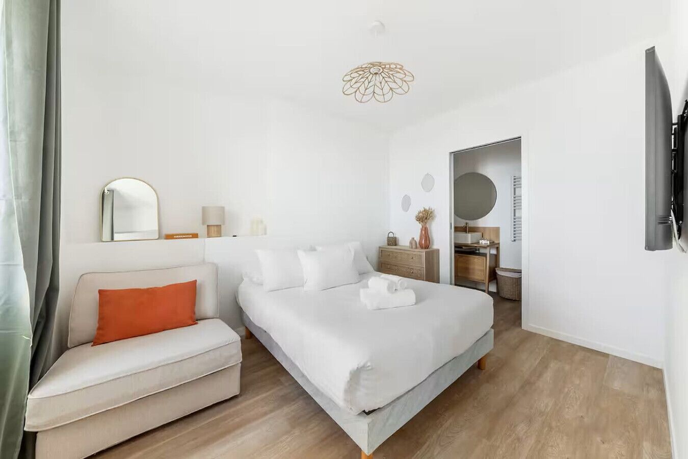 Een strijkplank/strijkijzer, beddengoed