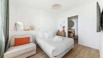 Een strijkplank/strijkijzer, beddengoed