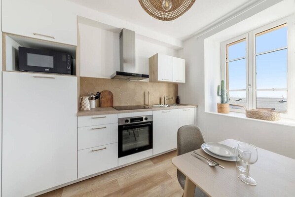 Een koelkast, een magnetron, een oven, een vaatwasser