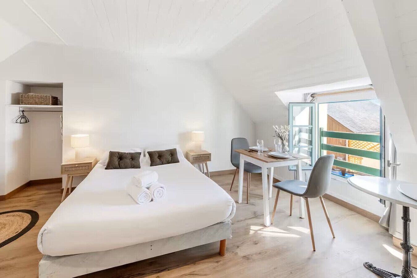 Fer et planche à repasser, draps fournis