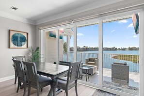 Casa, várias camas (Destin to Relax) | Opções para refeição